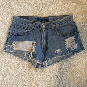 ☀️ Levi’s ☀️ distressed denim shorts